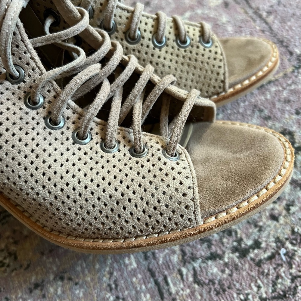 Dolce Vita Lira Sandal 7.5 Taupe Tan Heel Lace Up Zipper - Picture 8 of 9